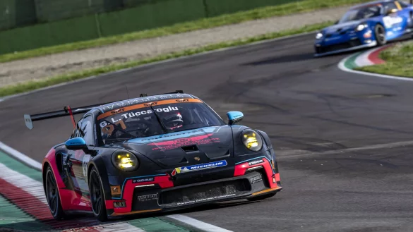 F&uuml;r den Bad Salzufler Gian Luca T&uuml;ccaroglu geht's bald auf die Piste, so wie hier bei Testfahrten in Imola. - &copy; Porsche Carrera Cup Deutschland/Fahrwerkfilm