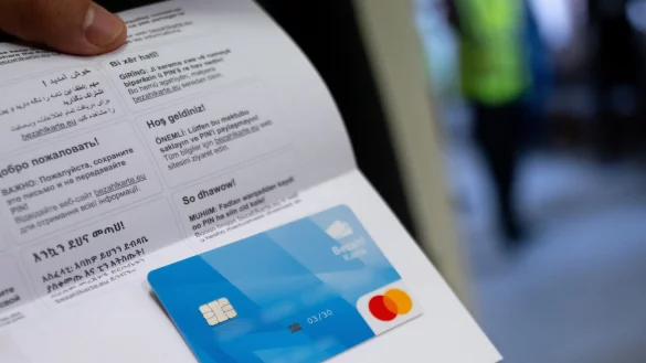 Asylbewerber sollen Bezahlkarten bekommen - das Gesetz hat der Bundestag verabschiedet. Die Stadt Lage wird voraussichtlich nur sehr wenige Karten ausgeben. In Notunterkunft in H&ouml;rste, der Einrichtung des Landes NRW, liegt der Fall anders. - &copy; picture alliance/dpa