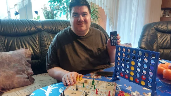 Mevludin Useinoski aus L&uuml;gde ist aufgund einer genetisch bedingten Netzhauterkrankung fast blind. Trotzdem geh&ouml;ren Gesellschaftsspiele zu seinen Hobbys. Der 41-J&auml;hrige hat einige Spiele, die speziell auf die Bed&uuml;rfnisse von Blinden angepasst sind. - &copy; Michaela Wei&szlig;e