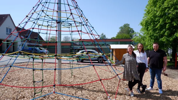 Konrektorin Christina Topolski (links) steht mit den beiden Bauamtsmitarbeitern Florian Kenter und Carina Brakhage am neuen Kletterger&uuml;st der Grundschule Alverdissen. Nach den Sommerferien soll hier der Unterricht wieder losgehen. - &copy; Lorraine Brinkmann