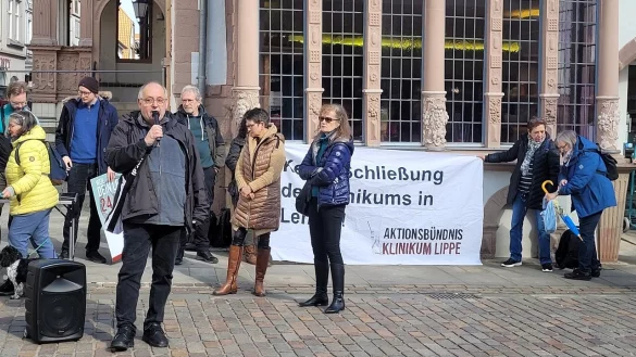 Das Aktionsbündnis Klinikum Lippe demonstriert vor dem Rathaus. - © Katrin Kantelberg