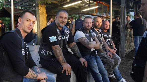 Zur&uuml;ck zu den Wurzeln: Bereits 2016 war der ehemalige Swingerclub im Frettholz 19 Ziel und Ausgangspunkt der Ausfahrt f&uuml;r den MC Brothers Guards. Jetzt l&auml;dt Tim Kellner (2. von links) erneut zu einer Ausfahrt ein und hat wieder diese Location gew&auml;hlt. - &copy; Werner Hoppe