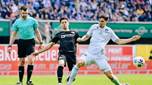 Raphael Obermair, hier im Duell gegen KSC-St&uuml;rmer Igor Matanovic (r.), &uuml;berzeugte in ungewohnter Rolle. - &copy; Besim Mazhiqi