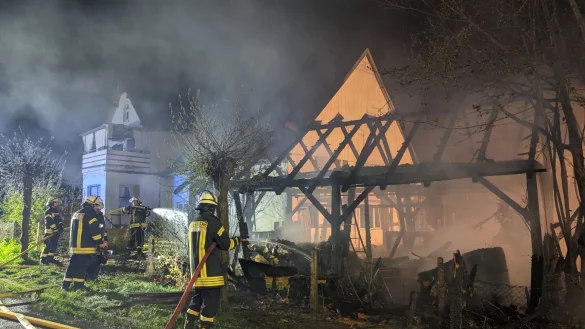 Ein Brand in einer Tintruper Gartenlaube besch&auml;ftigt am Sonntagabend die freiwillige Feuerwehr. - &copy; Freitag-TV