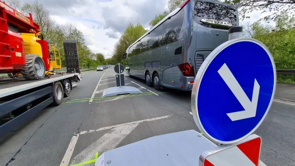 Endlich ist die Querungshilfe am Nessenberg montiert. Damit ist einer der gef&auml;hrlichsten Verkehrspunkte f&uuml;r Radfahrer in Lippe entsch&auml;rft. - &copy; Marianne Schwarzer