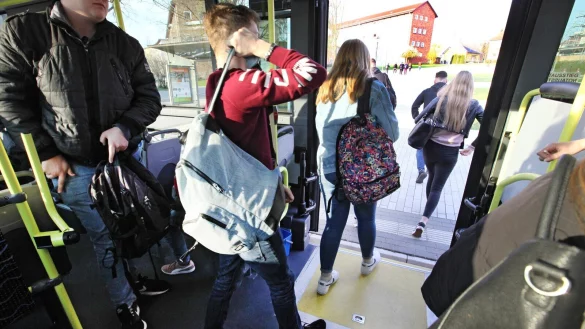 Mit Westfalen- oder auch Deutschlandticket kommen die Sch&uuml;ler weit &uuml;ber Lemgo hinaus. Doch was darf das die Kommune kosten? Das steht derzeit zur Diskussion. - &copy; Vera Gerstendof-Welle/Archivfoto