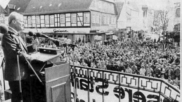 Immer wieder begr&uuml;&szlig;t der Gewerkschaftsbund prominente Redner zur Hauptkundgebung &ndash; der gr&ouml;&szlig;te Coup gelingt sicherlich 1985. Willy Brandt kommt, Parteivorsitzender der SPD. Brandt kritisiert die Kohl-Regierung und den laufenden Weltwirtschaftsgipfel scharf: Die Herren h&auml;tten sich das Fahrgeld sparen k&ouml;nnen, wenn sie nichts gegen die Arbeitslosigkeit tun (...) und den Zusammenhang von Hochr&uuml;stung und Hunger in der Welt nicht deutlich machen. Der Abbau von Arbeitnehmerrechten sei eine Gefahr f&uuml;r die Republik. DGB-Kreisvorsitzender Peter Hennig bezeichnet die Bundesregierung als soziales Abbruchunternehmen. ?Foto: LZ-Archiv/zo - &copy; LZ-Archiv/zo
