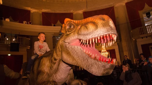 Den Dino gekapert: Die lebendige Dinosaurier Show verspricht, die Ur-Echsen eindrucksvoll in Szene zu setzen. - &copy; Die lebendige Dinosaurier Show