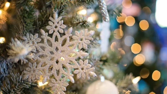 Vor Weihnachten soll es wieder eine zentrale Feier in der Aula des Schulzentrums geben. Die Vorbereitungen laufen. - © Symbolbild: Pixabay