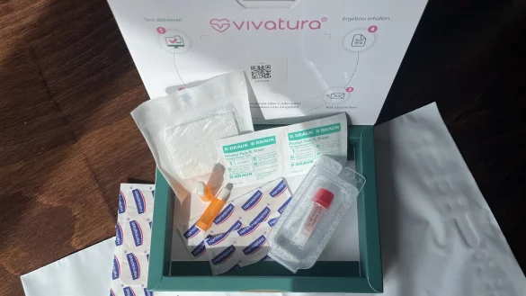 Das Testkit von Vivatura f&uuml;r Leber- und Nierenwerte kostet 45 Euro. Im Paket sind Tupfer, Desinfektionstuch, zwei Pikser f&uuml;r die Blutentnahme, R&ouml;hrchen und Umschlag zum Einsenden. - &copy; Christine Panhorst