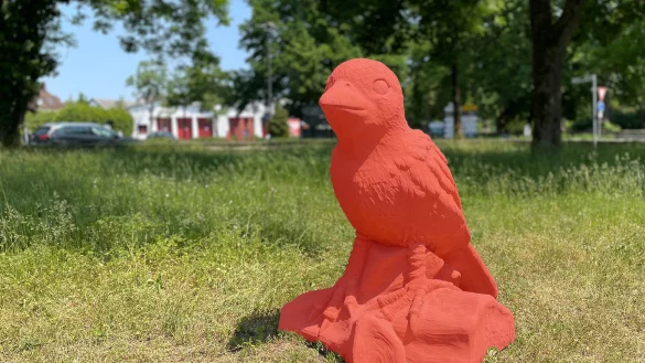 Mit seinen Tierskulpturen in leuchtendem Rot m&ouml;chte der Bildhauer Raphael Strauch auf die Gef&auml;hrdung heimischer Wildtierarten hinweisen. - &copy; Henning Schwarze