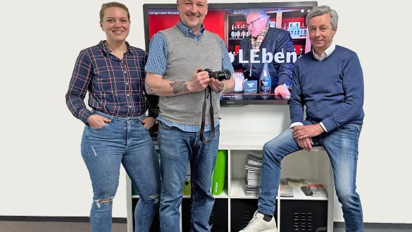 Freuen sich &uuml;ber die lustigen Lemgo-Werbeclips: Elsa Eichholz (Stadtplanung Alte Hansestadt Lemgo), Sebastian Herrmann (Produzent), Wolfgang J&auml;ger (Gesch&auml;ftsf&uuml;hrer Lemgo Marketing) - &copy; Lemgo Marketing