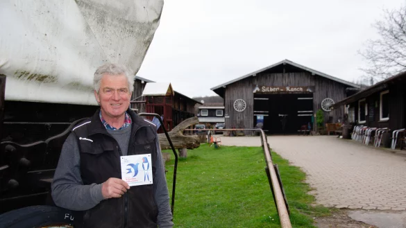 Friedrich Hensel mit der NABU-Auszeichnung auf seinem schwalbenfreundlichen Hof. - &copy; Georg K&auml;lble