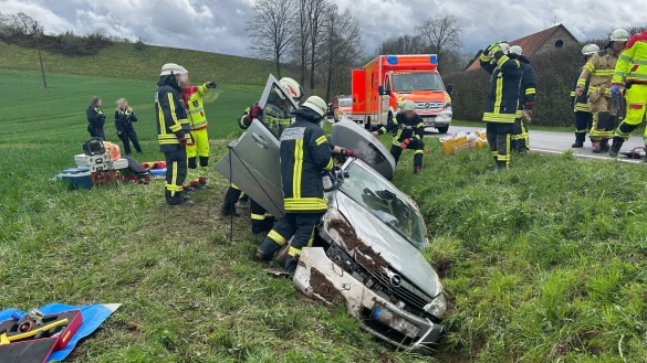 Der Opel Astra kam im Graben zum Stehen. Die Feuerwehr musste den Fahrer befreien. - © Feuerwehr Dörentrup
