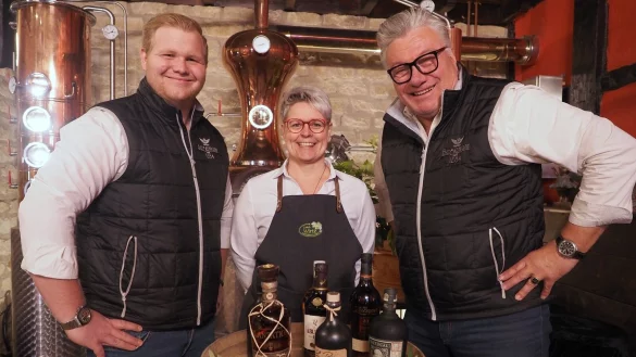 Laden ein zum Genießen: (von links) Fabius Begemann, Wilma Thorenmeier und Friedhelm Begemann. - © Andreas Barnekow