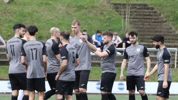 Alles f&uuml;r den Klassenerhalt: F&uuml;r die Landesliga-Fu&szlig;baller des TSV Oerlinghausen k&ouml;nnte am Saisonende der drittletzte Platz reichen. - &copy; Oliver K&ouml;nig