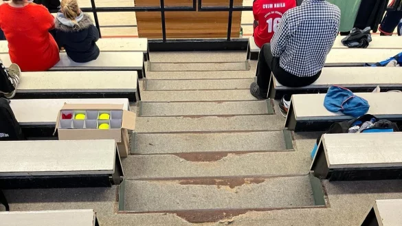 Die Treppen der Trib&uuml;ne in der Sporthalle am Werreanger sind in keinem guten Zustand. CDU und FDP m&ouml;chten, dass sich das &auml;ndert. - &copy; Astrid Sewing