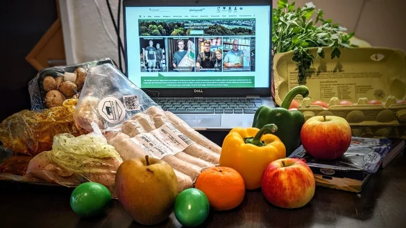 Obst, Gem&uuml;se, Eier und Fleisch - wie auf dem Wochenmarkt vor Ort l&auml;sst sich beim Online-Dienstleister eine wilde Mischung bestellen. Der Shop kommuniziert bereits beim Bestellen, welche Produkte von welchem Erzeuger kommen, und ob diese dort aus eigener Herstellung kommen. - &copy; Yvonne Glandien
