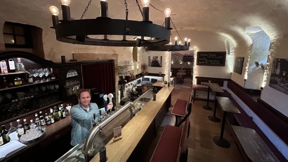 Tilo Hölscher steht am Zapfhahn hinter der Theke im "Roots meets Pizzabox" in der Braugasse. - © Alexandra Schaller