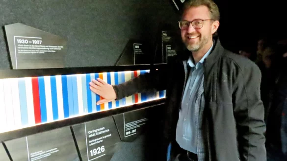 Stephan Heidbrink, Vorsitzender des Umweltausschusses, f&uuml;hlt, wie sich die Temperatur in Oerlinghausen &uuml;ber die Jahrhunderte ver&auml;ndert hat. - &copy; Gunter Held