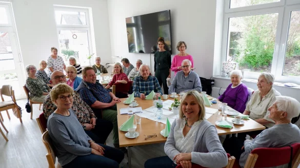 Koordinatorin Adelheid Sch&uuml;tte (vorne Mitte) freut sich, dass viele Besucherinnen und Besucher vom Caf&eacute; Pause und der Selbsthilfegruppe pflegender Angeh&ouml;riger zu der Jubil&auml;umsfeier im Mehrgenerationenhaus gekommen sind. - &copy; Lorraine Brinkmann