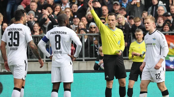 Schiedsrichter Benjamin Brand zeigt Adriano Grimaldi (Nr. 39) die Gelb-Rote Karte. Mattes Hansen (r.) und Kapit&auml;n David Kinsombi schauen bedr&ouml;ppelt zu. - &copy; Imago Images