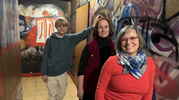 Diakonin Ute Schmutzler-Frohwitter, Pfarrerin Dr. Annette Müller sowie Mika (von rechts) freuen sich auch die anstehenden Geburtstagspartys im Jugendheim Heiden. - © Sandra Castrup