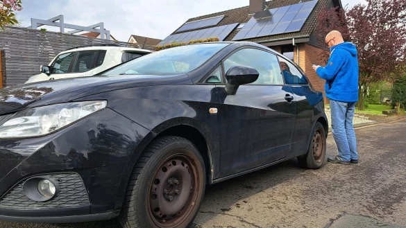 Ausfahrt zugeparkt: Per App auf dem Handy k&ouml;nnen solche Falschparker ganz leicht gemeldet werden. - &copy; Carolin Brokmann-F&ouml;rster