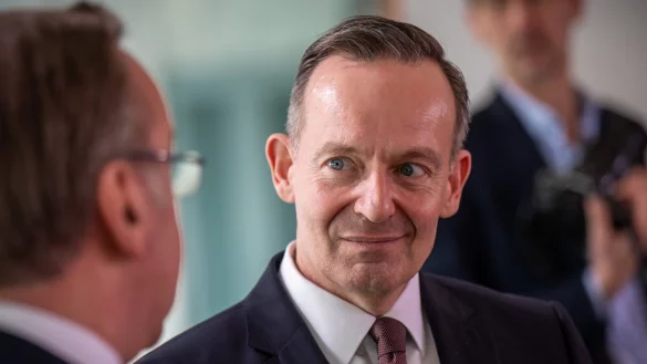 Der Bundesverkehrsminister Volker Wissing (FDP) droht angesichts der Klimaschutz-Debatte mit Fahrverboten. - &copy; Michael Kappeler