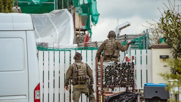 Die Polizei durchsuchte am Dienstag ein Gebäude in Müssen und hat dafür sogar Spezialisten mit einem Hubschrauber einfliegen lassen. - © FREITAG-TV