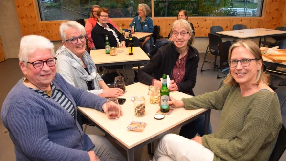 Barbara G&ouml;lz (l.), Friederike David (2. v. r.), Stefanie Kohorst (r.) und weitere Aktive des Frauennetzwerkes m&ouml;chten in Kontakt mit vielen anderen Frauen kommen. - &copy; Karin Prignitz