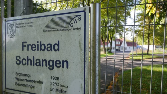 Noch ist das Freibad Schlangen geschlossen. Ab Muttertag geht der Schwimmbetrieb los. - &copy; Archivfoto: Jost Wolf