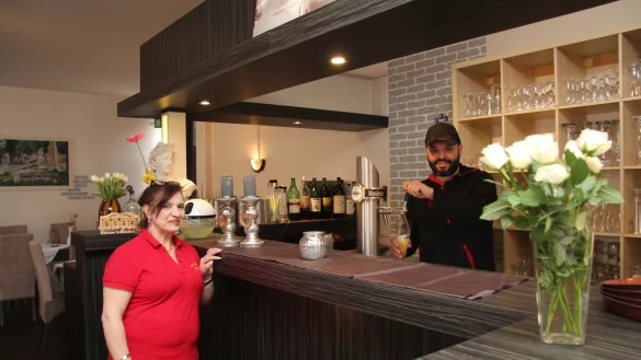 Inhaberin Eleni Reppas und ihr Sohn Konstantinos Reppas stehen in ihrem Restaurant "Hermes" im Deutschen Haus in Alverdissen. - © Nadine Uphoff