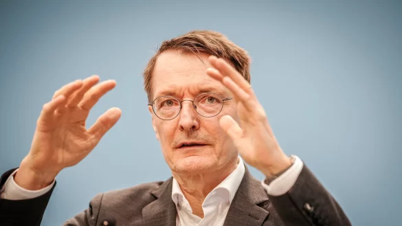 Gesundheitsminister Karl Lauterbach (SPD) warnt weiter vor einem gravierenden Haus&auml;rztemangel. Das Grundproblem seien unter anderem fehlende Studienpl&auml;tze. - &copy; Kay Nietfeld
