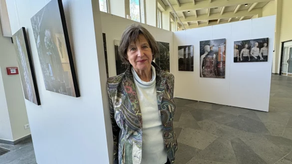 Marion Basse stellt &uuml;ber 40 ihrer Fotografien in der Wandelhalle aus. - &copy; Sven Kienscherf