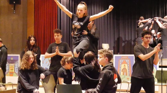 Stuhlszenen und Roboteragenten: Sch&uuml;ler der Jahrgangsstufe 7 &uuml;berzeugen mit Darstellungsposen in einer Bewegungsstudie. - &copy; Thomas Kr&uuml;gler