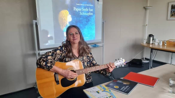 Kinderbuchautorin Claudia Gliemann ist eine Woche lang durch Lippe getourt und hat in 24 unterschiedlichen Institutionen und Vereinen aus ihrem Buch "Papas Seele hat Schnupfen" gelesen. Mit selbst geschriebenen Liedern verleiht sie ihren Protagonisten zus&auml;tzlich eine eigene Stimme. - &copy; Marianne Schwarzer