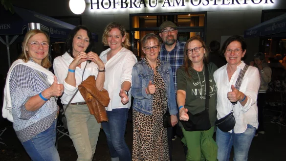 "Feiern" hei&szlig;t das Motto bei dieser Truppe aus Lage. Wie Hunderte von tanzw&uuml;tigen G&auml;sten in Partylaune haben Annette, Monika, Steffi, Petra , Andreas, Kerstin und Anke (von links) beim Kneipenzug durch die Badestadt ihren Spa&szlig;. - &copy; Hajo G&auml;rtner