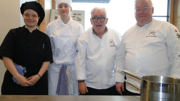 An die T&ouml;pfe, fertig, los: Beim Kochwettbewerb zeigen (von links) Franziska Koschnik aus Dortmund und Nastasja Martens aus Bielefeld, was sie gelernt haben. J&uuml;rgen Rabe, Landesverbandsvorsitzender der K&ouml;che Deutschlands, und Landesjugendwart Reiner Schopen begutachten ihre Kochk&uuml;nste. (Foto: Hajo G&auml;rtner) - &copy; Hajo G&auml;rtner