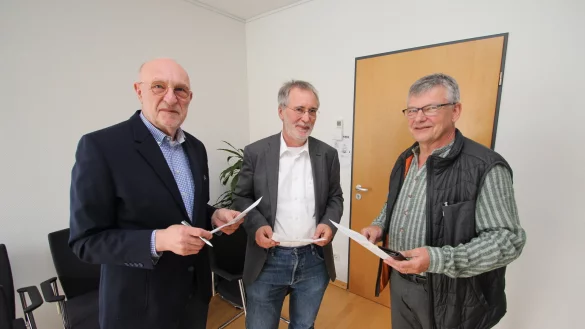 Sie wollen das wohl erste B&uuml;rgerbegehren in der Geschichte der Gemeinde Kalletal ins Rollen bringen (von links): Professor Dr. Rolf-Dieter Weege, Udo Zippel und Professor Dr. Hans-J&uuml;rgen Danneel setzen sich daf&uuml;r ein, dass das Medizinische Versorgungszentrum in Tr&auml;gerschaft der Gemeinde doch noch kommt. - &copy; Jens Rademacher