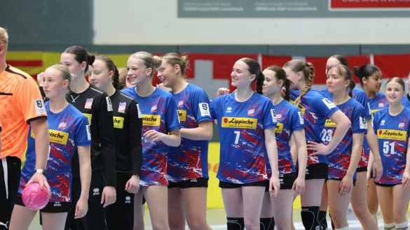 Bereit f&uuml;r das Viertelfinale: Die B-Jugend-Spielerinnen der HSG Blomberg-Lippe. - &copy; Oliver K&ouml;nig