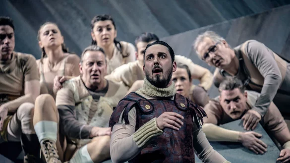 "Qualbarer Leib - Ein K&ouml;rpergesang" &uuml;berzeugt in seiner Inszenierung - von den Darstellern bis zum B&uuml;hnenbild. - &copy; Marc Lontzek