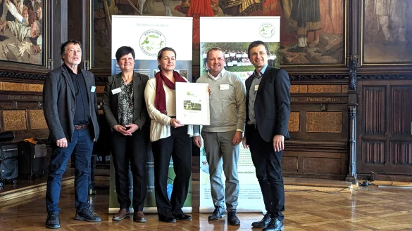 Ernst Rieger und Waltraud Blarr (B&uuml;ndnis Kommunen f&uuml;r biologische Vielfalt), Ewa Hermann und Mario Hecker (Gemeinde Kalletal) sowie Robert Spreter (B&uuml;ndnis) bei der Preisverleihung. - &copy; Bildrechte: Gemeinde Kalletal