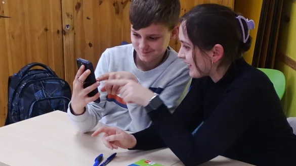 Guck mal, so geht es: Die Hortkinder zeigen als Experten, wie man sich sicher durch das weltweite Netz bewegt. - &copy; Kinderhort Blomberg