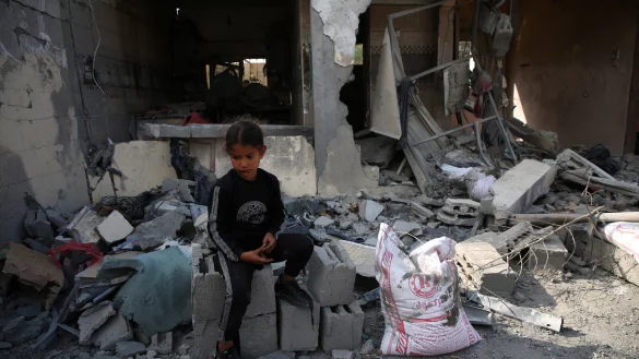 Ein pal&auml;stinensisches M&auml;dchen sitzt vor einem zerst&ouml;rten Haus in der Stadt Rafah im s&uuml;dlichen Gazastreifen. - &copy; dpa