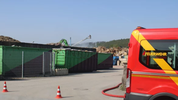 Rund 50 Einsatzkr&auml;fte sind auf Gel&auml;nde eines Entsorgungsbetriebes in der Bad Salzufler Siemensstra&szlig;e vor Ort. Dort brannte zun&auml;chst ein Stapel mit Papier, dann griff das Feuer auf einen Holzstapel &uuml;ber. Mittels der Drehleiter wurde die angrenzende Lagerhalle vor dem Brand gesch&uuml;tzt. - &copy; Feuerwehr Bad Salzuflen