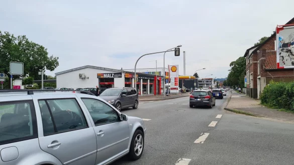 Auf dem Bruchweg in Lemgo herrscht viel Verkehr. Auch, weil die Lemgoer viel mit dem Pkw unterwegs sind. - &copy; Nadine Uphoff/Archivfoto
