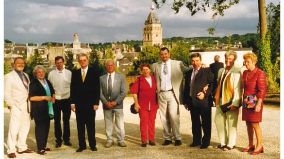 Bei einem Partnerschaftsbesuch in Villedieu mit dem damaligen B&uuml;rgermeister Eberhard Block (vierter von links) entstand dieses Bild. - &copy; Bildrechte: Partnerschaftsverein Horn-Bad Meinberg