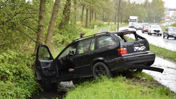 Der BMW kam aus bisher unbekannten Gr&uuml;nden von der Fahrbahn ab. - &copy; J&ouml;rn Fries