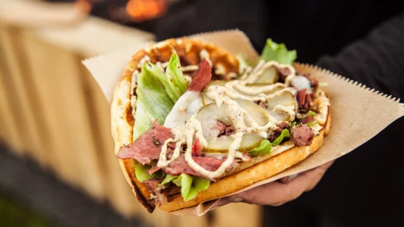 Beim "Cheatday" in Lemgo gibt es auch Pastrami in einer Kartoffelwaffel. - © EVENTWERK Lippstadt
